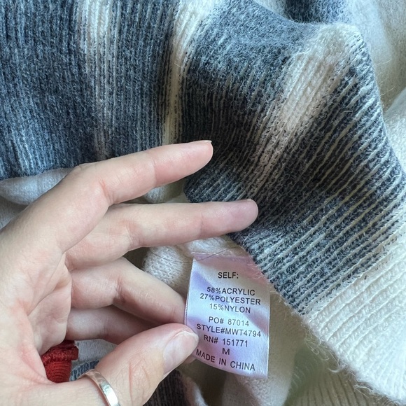 pullover sweater - Picture 3 of 3